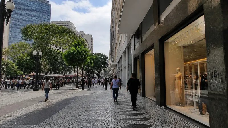 Comércio de BH pode abrir no feriado de Finados com regras trabalhistas