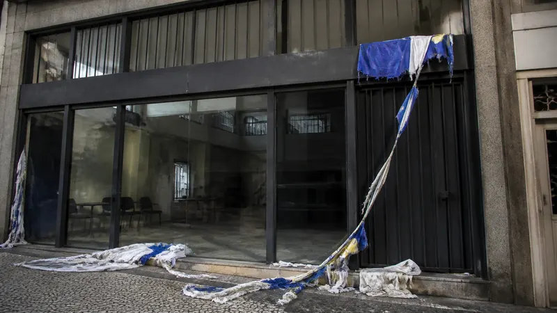 Comitê de campanha no Centro de BH tem bandeiras danificadas em ato
