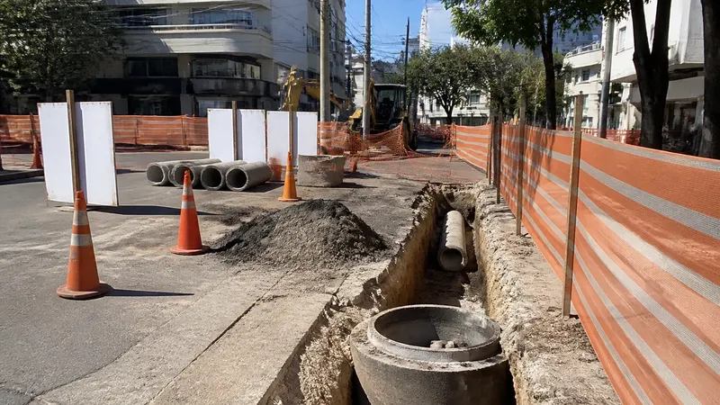 Copasa faz novo reparo na Rua Xapuri após vazamento na rede de esgoto