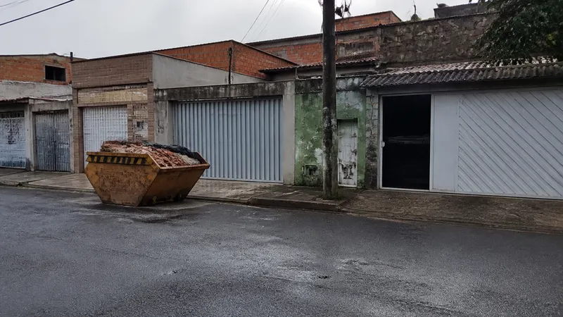 Corpo de homem é encontrado em caçamba na Avenida Mem de Sá, em BH