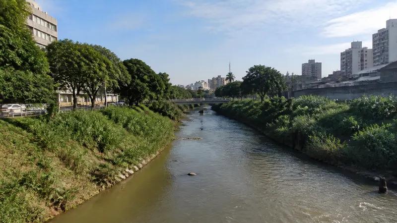 Corpo de homem é encontrado no Ribeirão Arrudas, na Região Centro-Sul de BH