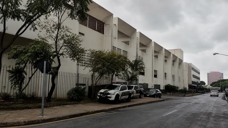 Corpos de PMs mortos em queda de avião são levados ao IML de BH