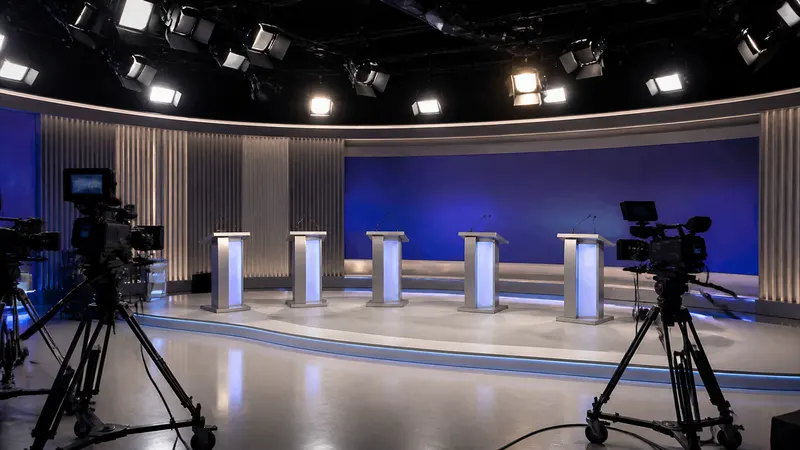 Debate na Record tem ataques a Kalil e ausência de Patrus e Roscoe