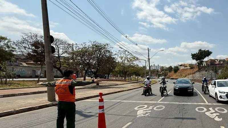 Defesa Civil faz 6º simulado de fechamento na Avenida Bernardo Vasconcelos