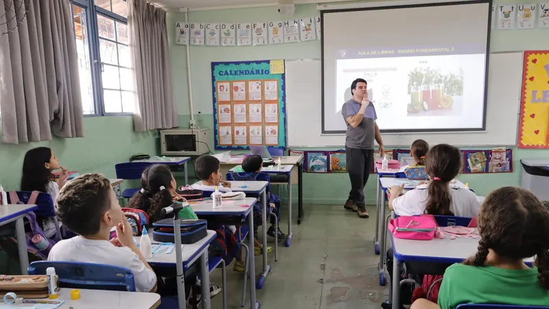 Dia Nacional do Surdo: Libras chega a 61 escolas municipais de BH