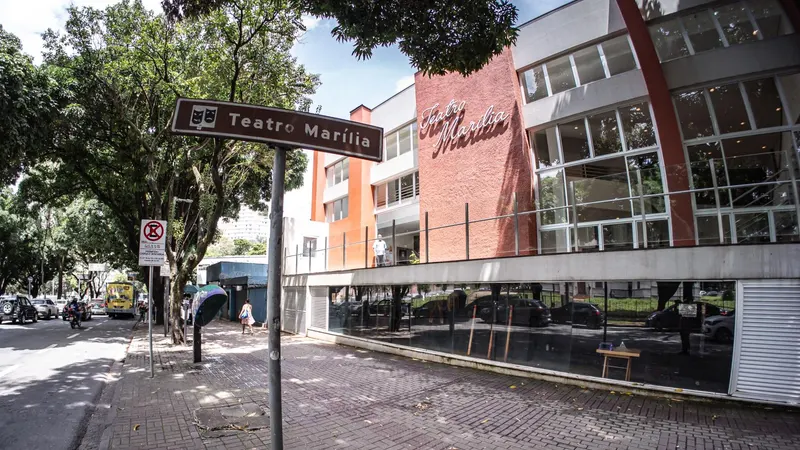 Espetáculo "Memórias da Maleta do Professor Jaime" chega ao Teatro Marília
