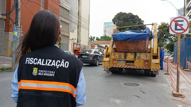 Fiscalização faz 1.701 vistorias e aplica 167 multas por caçambas irregulares em BH