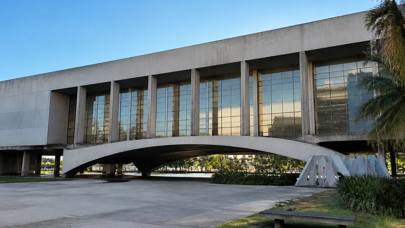 Flávio Bolsonaro vence Lula em BH no segundo turno, com 50,7% dos votos
