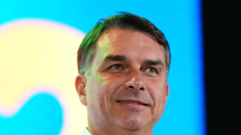 Flávio Bolsonaro vence Lula no 1º turno em Belo Horizonte