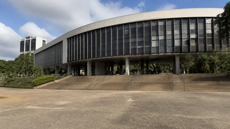 Gabriel Azevedo propõe concursos, fila transparente e consórcios de saúde em Minas