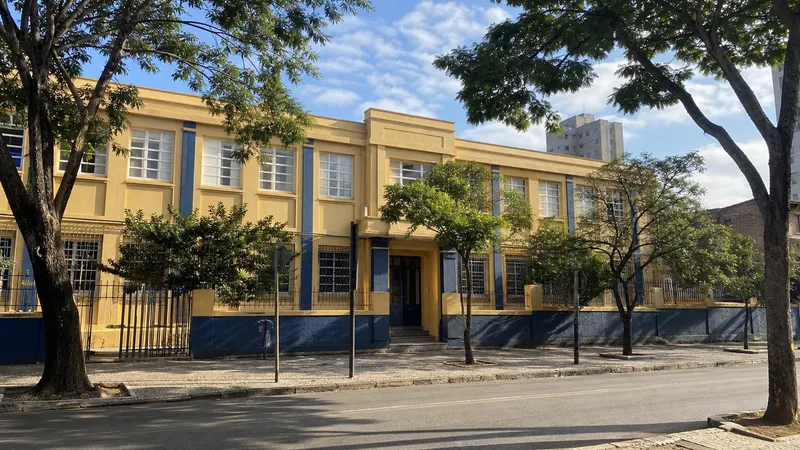 Gabriel Azevedo vota em escola no Funcionários e diz ter feito campanha "sem manchas