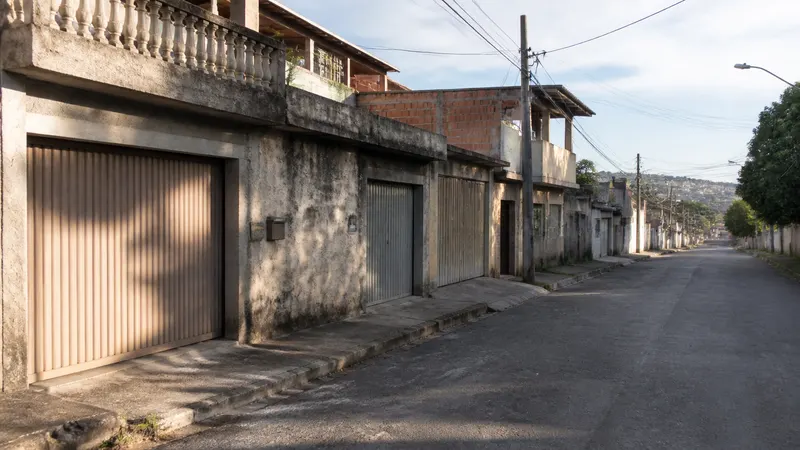 Homem de 42 anos morre baleado por PMs após ocorrência com fuzil em Ribeirão das Neves