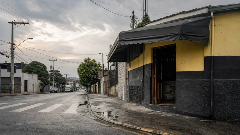 Homem é morto a tiros em bar de Vespasiano; suspeito fugiu de moto