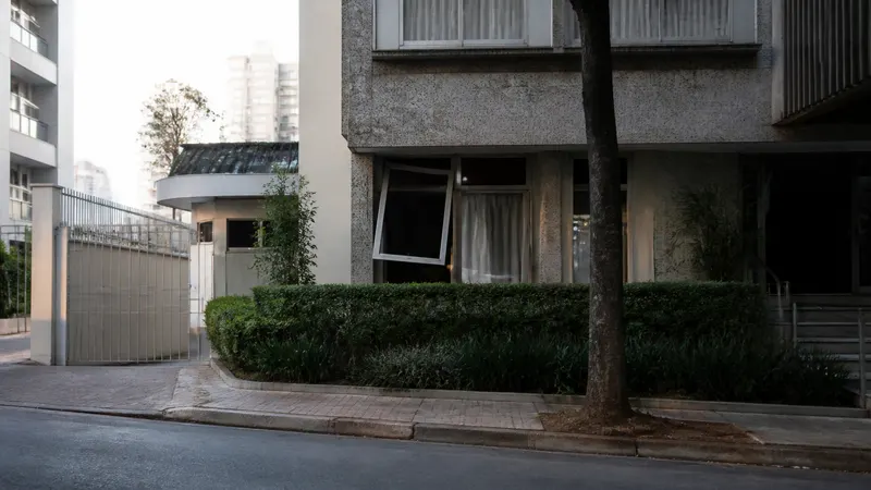 Homem invade prédio no Lourdes, danifica janela e foge em BH