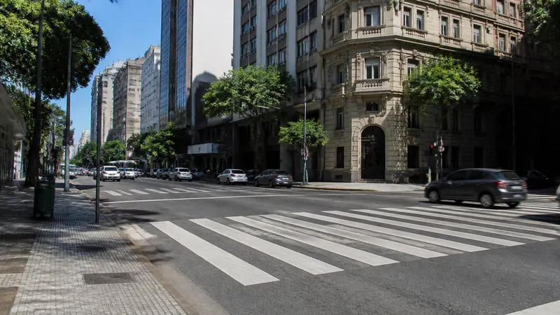 Idosa é atropelada na faixa de pedestre na Avenida Augusto de Lima, no Centro de BH