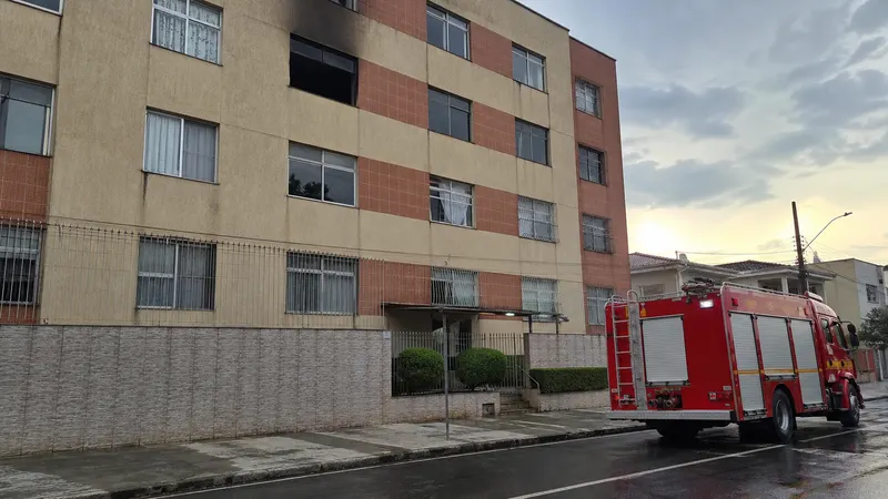 Incêndio atinge apartamento no 4º andar de prédio na Região Oeste de BH