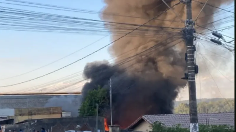 Incêndio atinge casa de recicláveis em São José da Lapa e é debelado às 21h