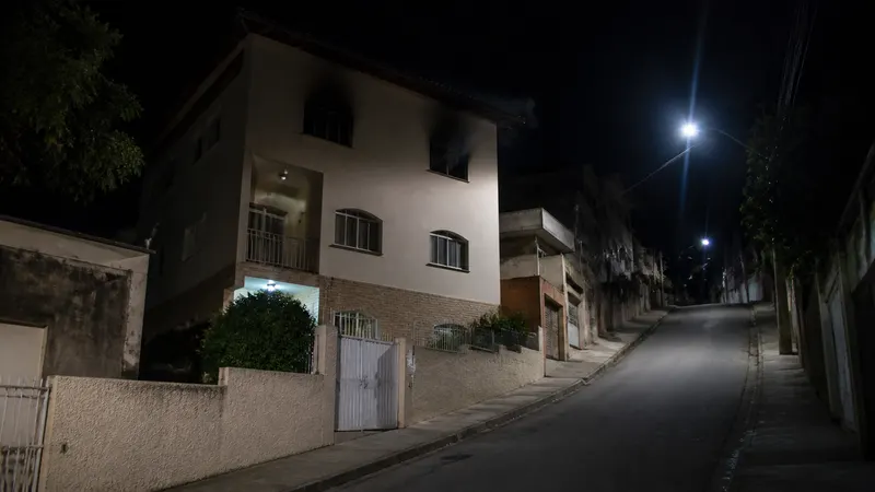 Incêndio atinge casa de três andares no bairro Piratininga, em Venda Nova