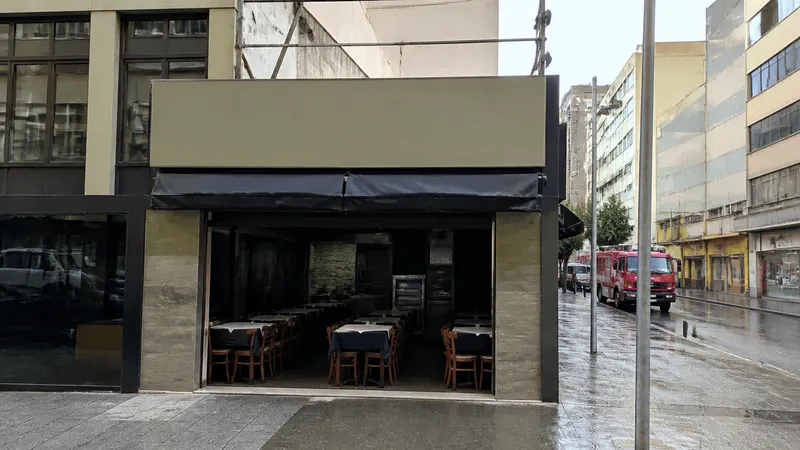 Incêndio atinge cozinha de restaurante na Rua Piauí, em Santa Efigênia