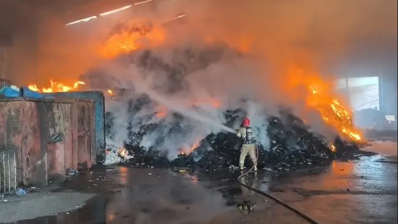 Incêndio atinge galpão de empresa de resíduos em Betim e é controlado