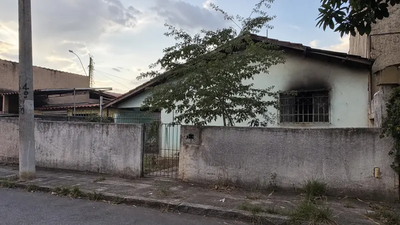 Incêndio em casa no Piratininga termina com cão morto e homem preso