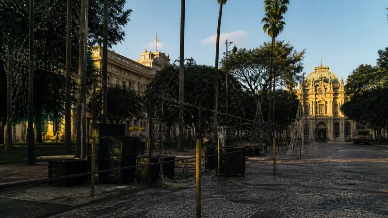 Instalação de luzes de Natal começa na Praça da Liberdade, em BH