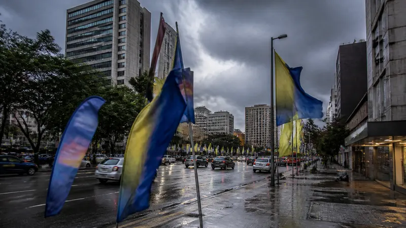 Justiça Eleitoral manda retirar wind banners das ruas de BH até as 22h desta quinta