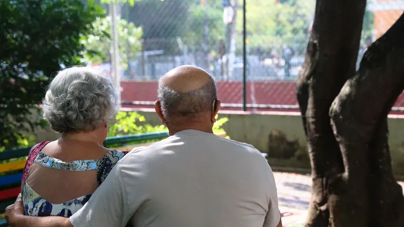 Lei em BH veda homenagens a condenados por crimes contra idosos