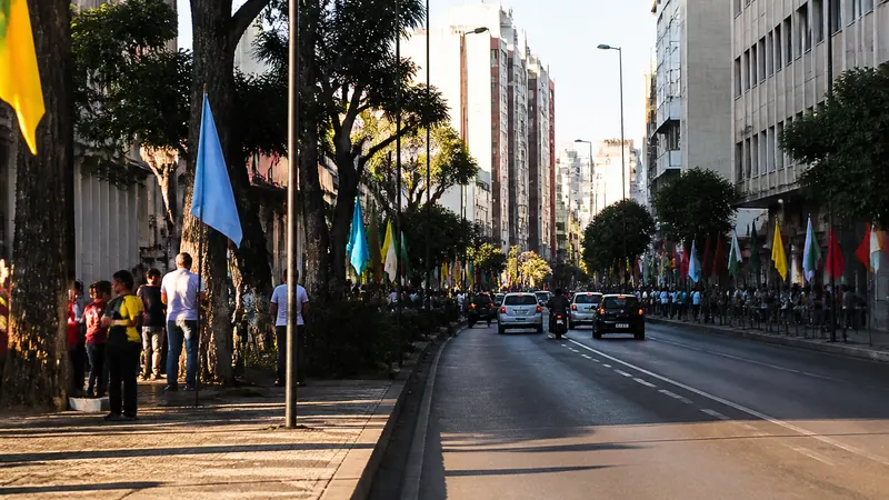 Lula faz caminhada em BH e Flávio Bolsonaro vai a Montes Claros no último dia de campanha