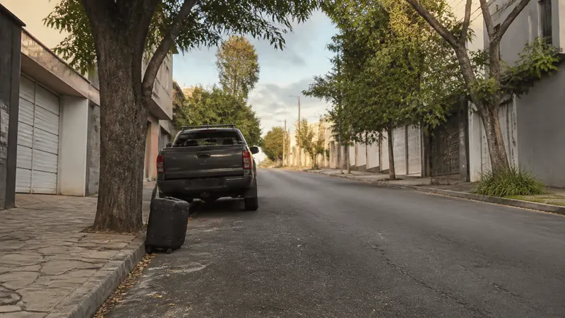 Mala com joias de R$ 30 mil cai de caminhonete e é levada por motorista em BH