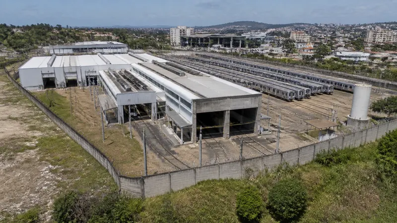 Monomotor cai em pátio de manutenção do metrô na Estação São Gabriel
