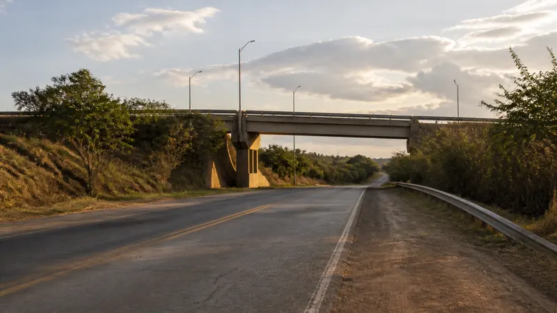 Motorista morre após caminhão com cimento tombar na LMG-800, em Pedro Leopoldo