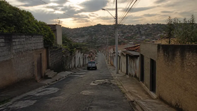 Motorista sem CNH é preso após fuga da PRF com carro roubado em Sabará