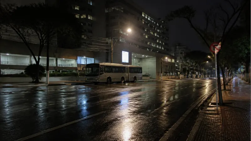 Mulher morre após ser atingida por ônibus na Av. Professor Alfredo Balena, em BH