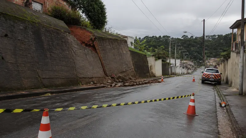 Muro de arrimo cede após rompimento de rede da Copasa no bairro Aparecida