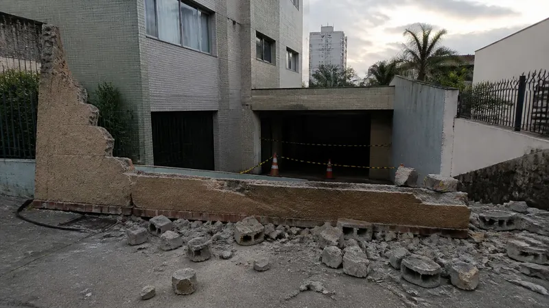 Muro desaba e atinge dois carros em garagem de prédio no bairro João Pinheiro