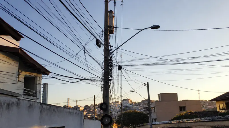 Mutirão fiscaliza fios irregulares em postes de três regiões de BH