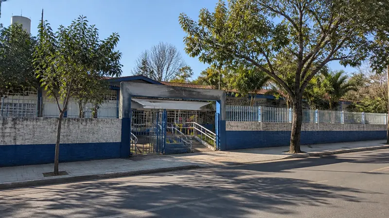 Nikolas Ferreira vota em escola da Pampulha e diz que Flávio vence no 1º turno