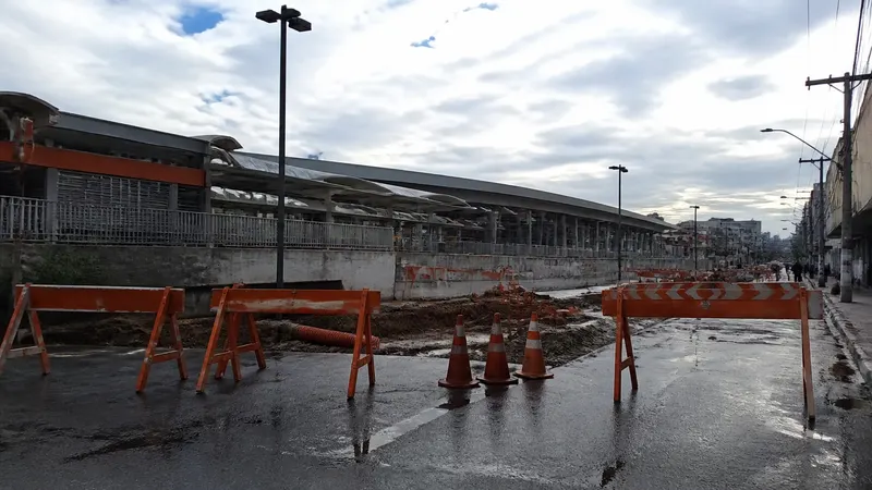Obra emergencial da Copasa interdita trecho da rua dos Bonifácios, em Contagem