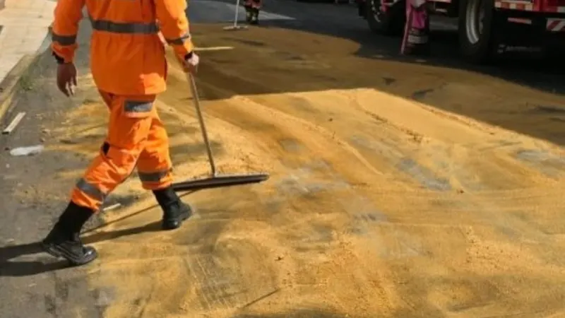 Óleo derramado por caminhão deixa pista escorregadia na Via Expressa, em BH