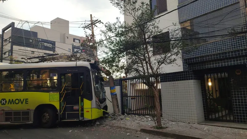 Ônibus do Move bate em poste e deixa 728 clientes sem energia na Pampulha