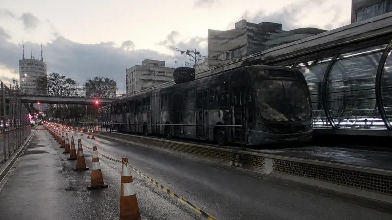 Ônibus do Move pega fogo na Estação Oiapoque e interdita avenida no Centro de BH