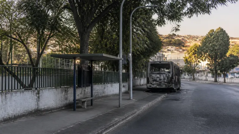 Ônibus pega fogo no ponto final na Pampulha, em Belo Horizonte