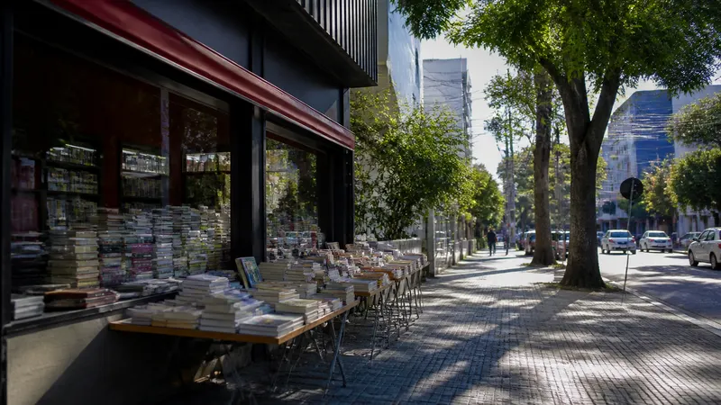 Outlet do Livro inicia liquidação com 20 mil exemplares a partir de R$ 1,99 na Savassi