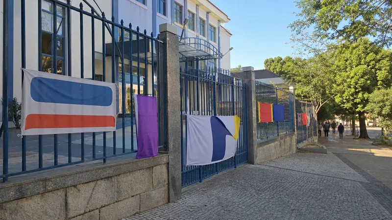 Pais espalham faixas em BH e cobram assinatura da CCT dos professores