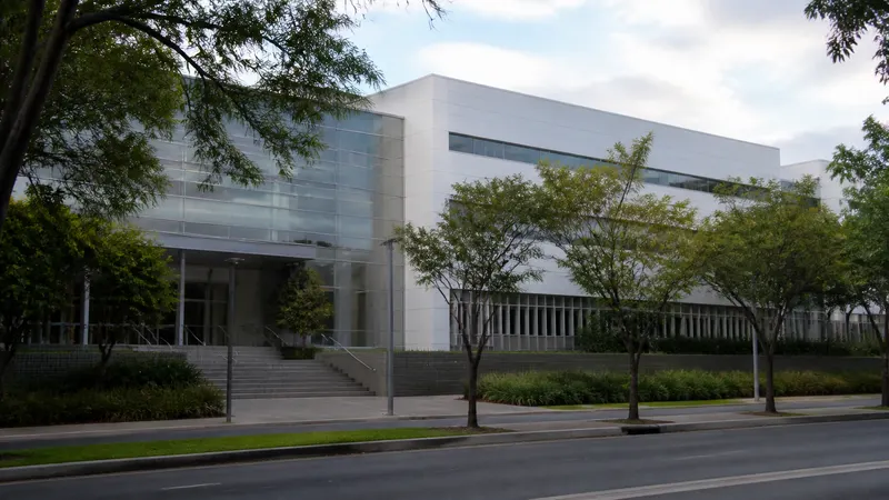 Patrus Ananias vota na PUC Minas, no Coração Eucarístico, neste domingo
