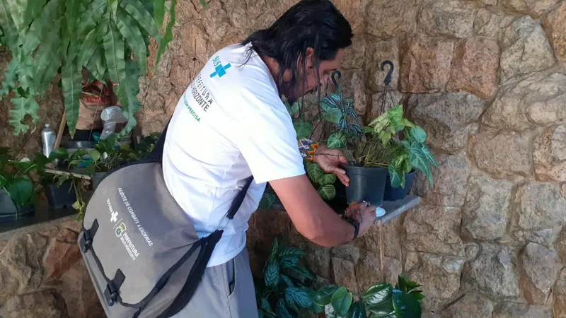 PBH orienta moradores a denunciar focos do Aedes aegypti pelo 156, BHSIM ou portal