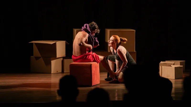 Peça "Pelo Avesso" é apresentada no Teatro Raul Belém Machado em novembro