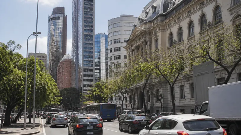 Pesquisa aponta Cleitinho à frente de Patrus em 1º e 2º turnos em MG