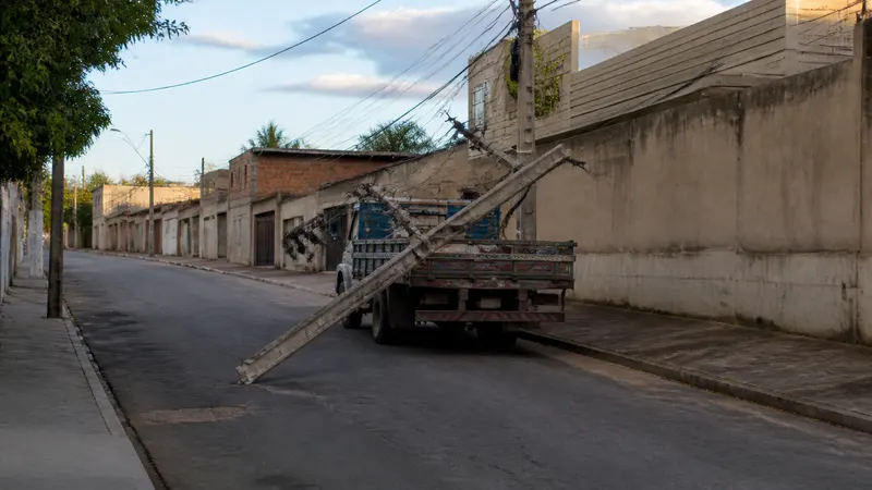 Poste tomba sobre caminhão e três pessoas ficam presas no Novo Glória